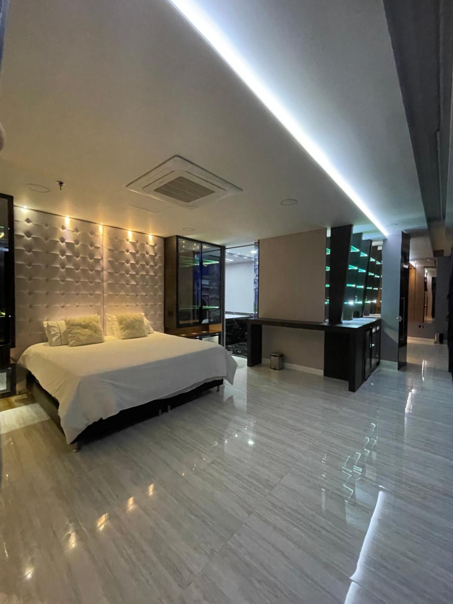 1Million Luxury Suites Medellín Exterior foto