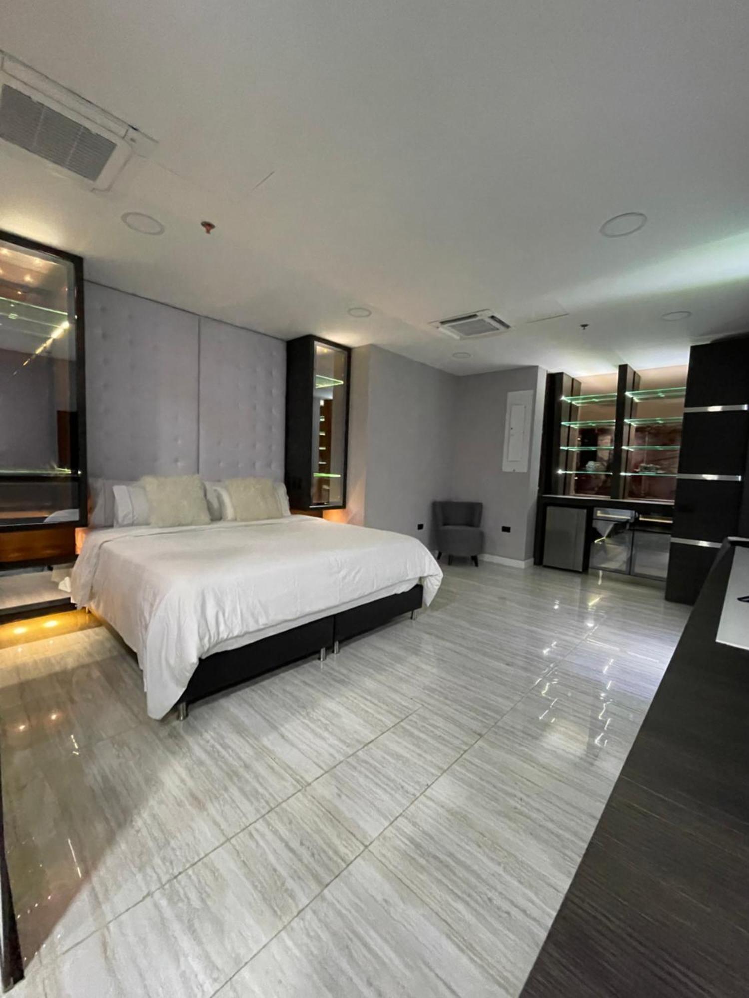 1Million Luxury Suites Medellín Exterior foto