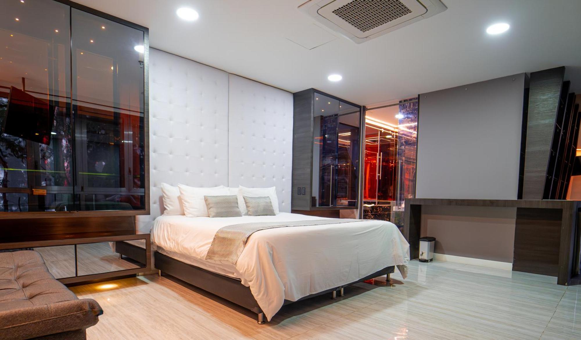 1Million Luxury Suites Medellín Exterior foto
